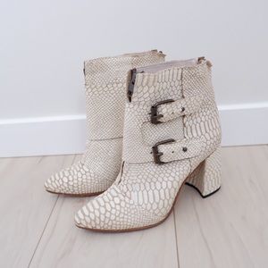 FREEBIRD BY STEVEN JOEY BOOTS IN WHITE SNAKE ✨ SIZE 9